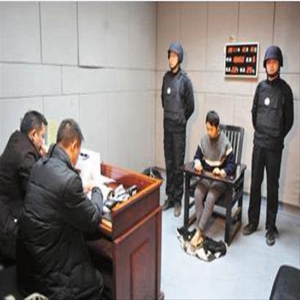 武汉爆炸案疑犯在审讯室